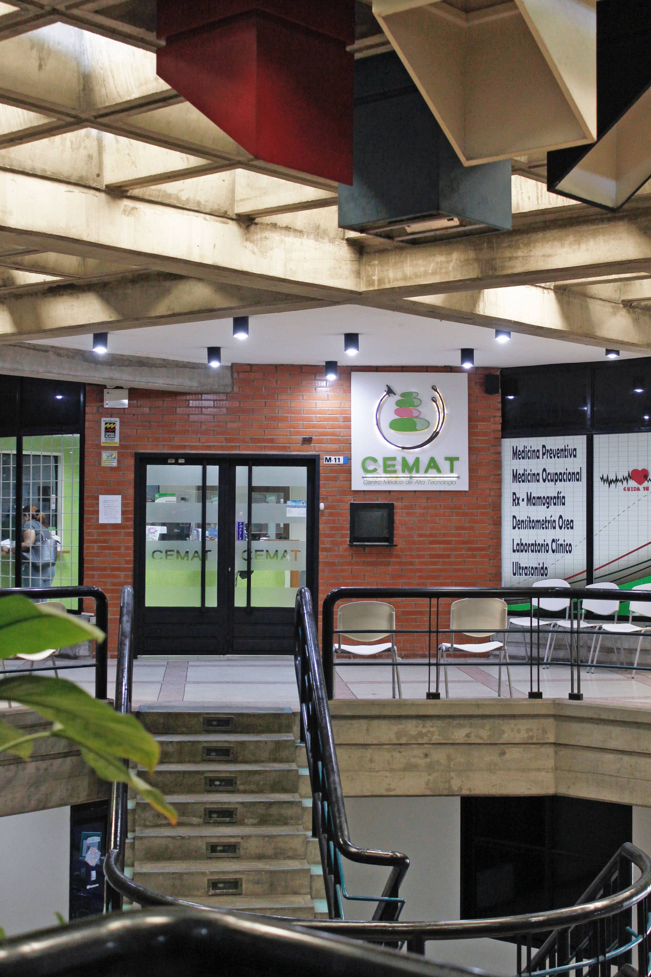 Entrada del Centro Médico de Alta Tecnología