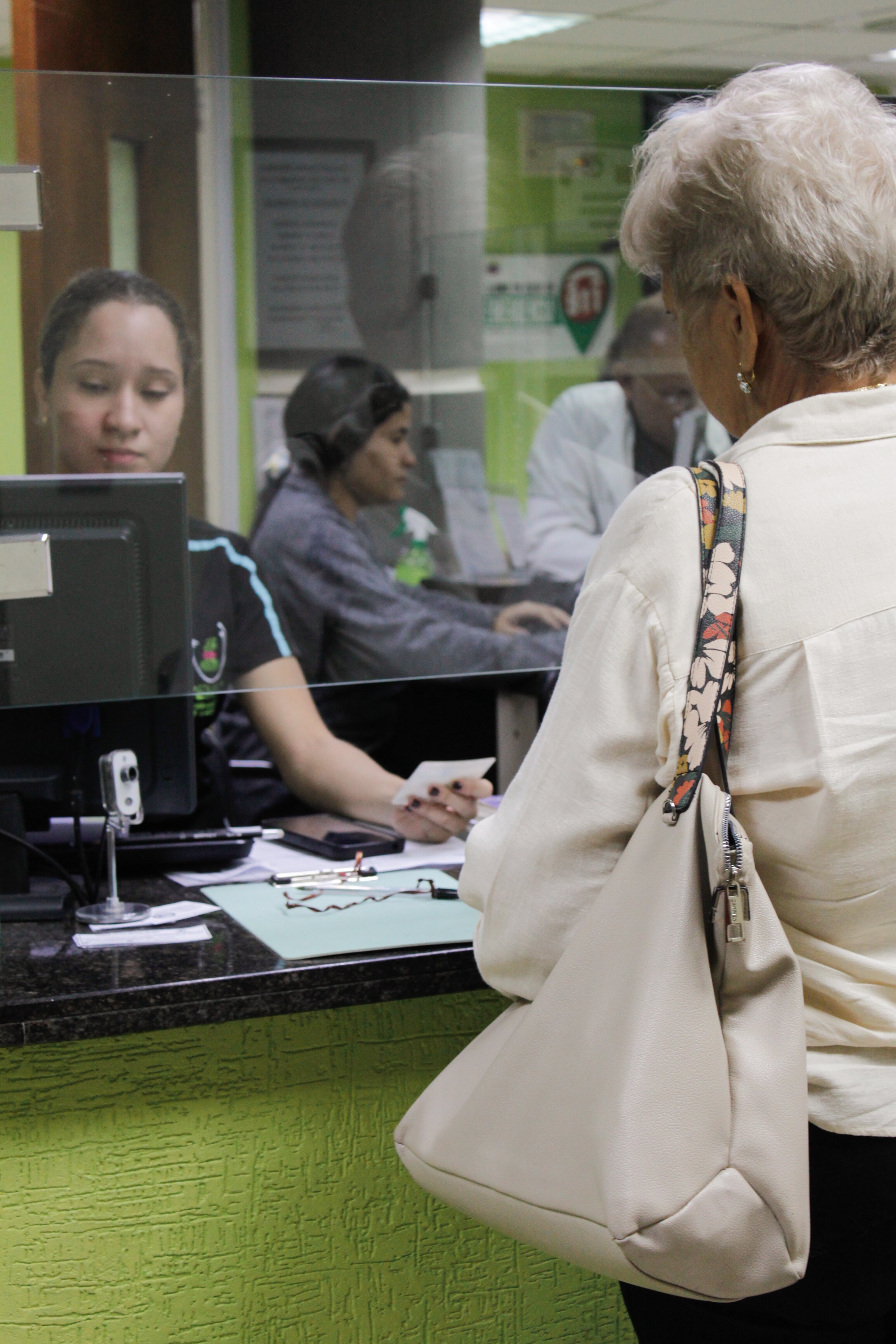 Empleado de atención al cliente de CEMAT
