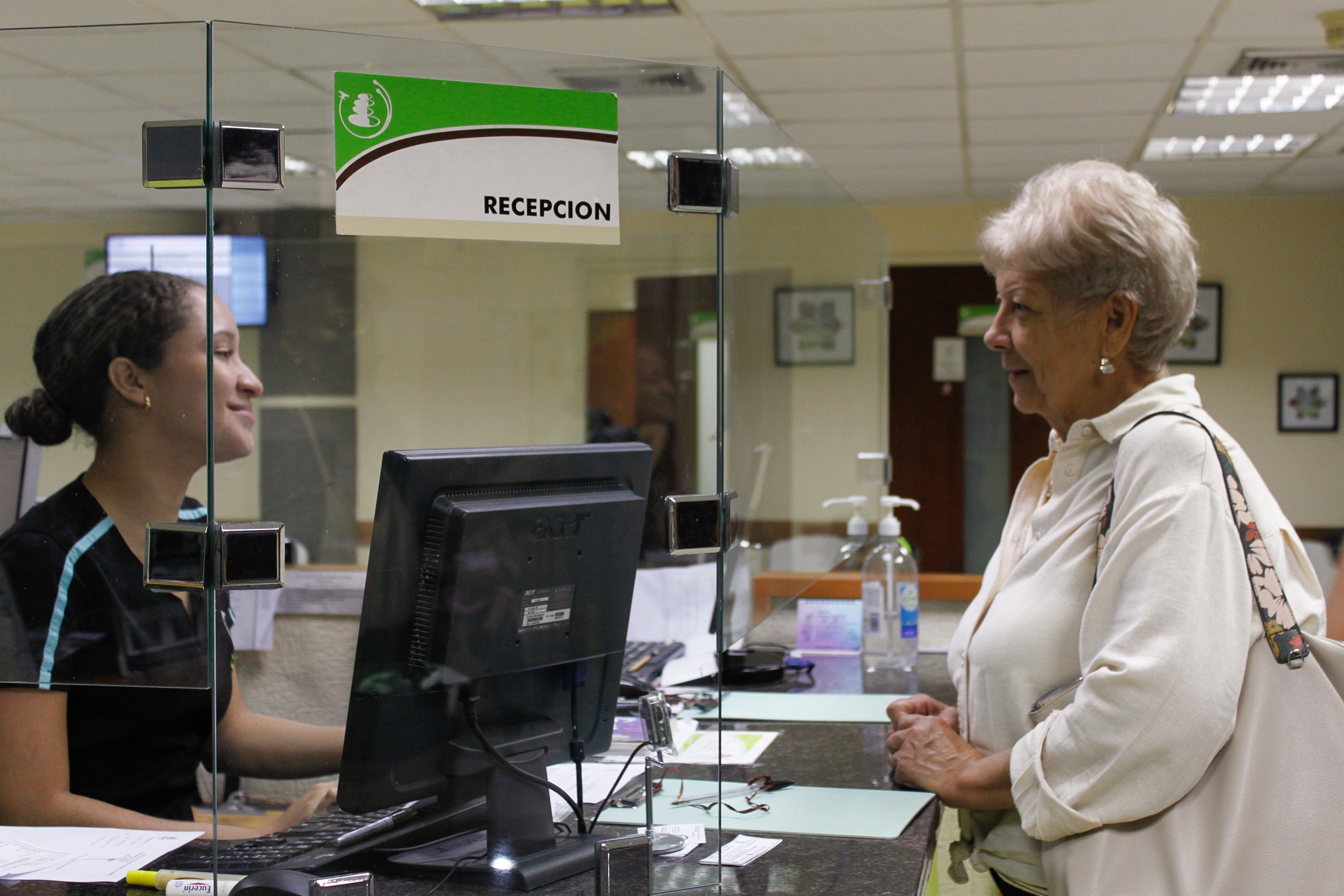 Empleado de atención al cliente de CEMAT